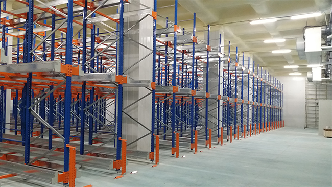 Circle Chain Racking Two Way Radio Shuttle Racking Pallet Runner Rack System For Cold ...