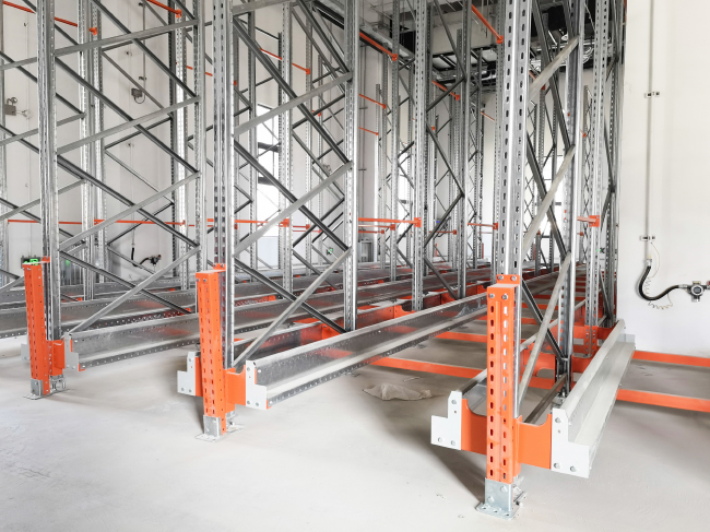 Warehouse Racking Railing Systems Two Way Radio Shuttle Racking Pallet Runner Rack System Explosive Proof ...